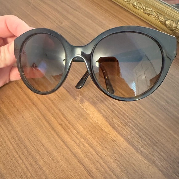 Tory Burch Tortoise sunglasses. Round. - Picture 4 of 4